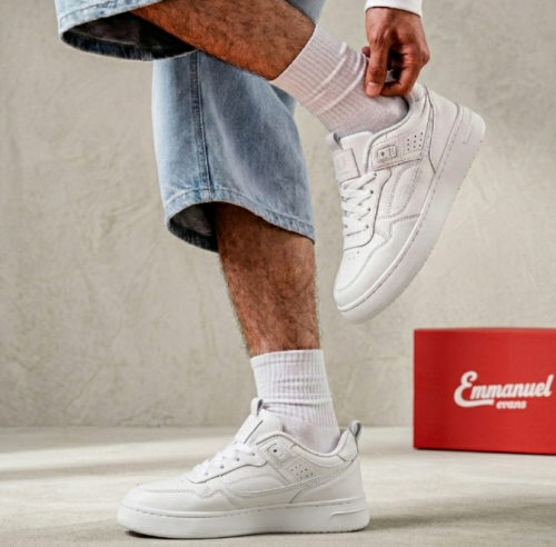 modelo de zapatillas emmanuel evans con caja al fondo
